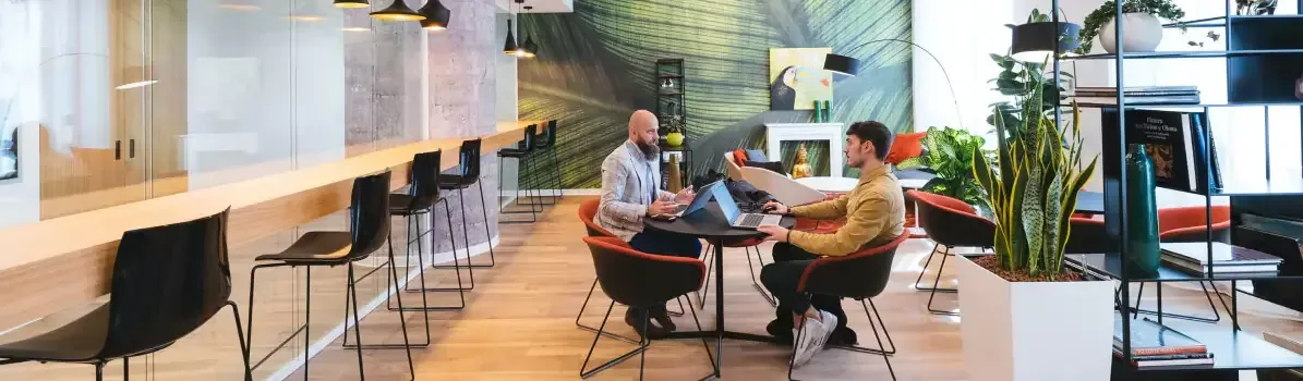 BrandMind çalışma ortamı — marka stratejisi üzerine çalışan iki kişi